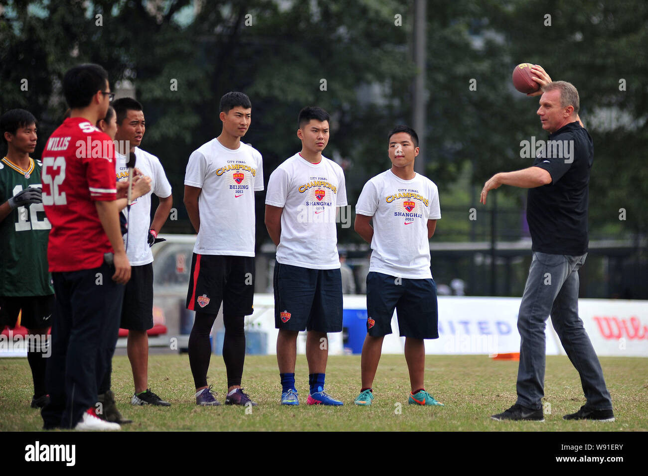 Ehemalige professionelle American football player Joe Montana, rechts, zeigt seine American football Skill während einer Werbeveranstaltung für American Football Ich Stockfoto