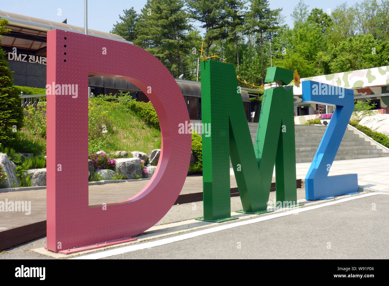 Paju, Südkorea. 15 Mai, 2019. Drei Buchstaben stehen für die demilitarisierte Zone (DMZ) auf der südkoreanischen Seite an der Grenze zu Nordkorea. Credit: Peter Gercke/dpa-Zentralbild/ZB/dpa/Alamy leben Nachrichten Stockfoto