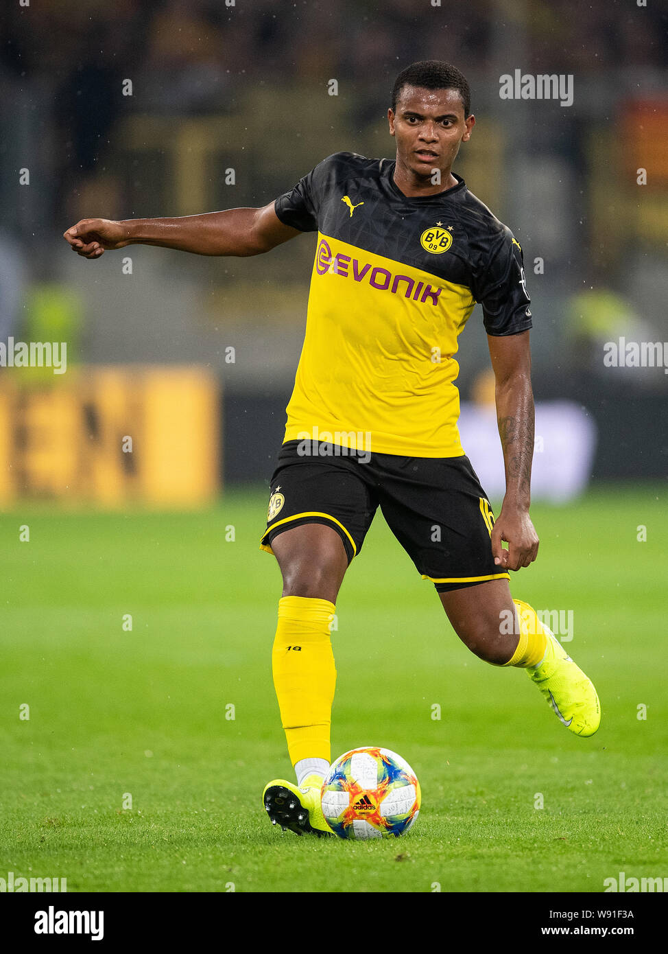 Düsseldorf, Deutschland. 09 Aug, 2019. Fussball: DFB-Pokal, KFC Uerdingen - Borussia Dortmund, Runde 1. Dortmunder Manuel Akanji spielt den Ball. Credit: Marius Becker/dpa - WICHTIGER HINWEIS: In Übereinstimmung mit den Anforderungen der DFL Deutsche Fußball Liga oder der DFB Deutscher Fußball-Bund ist es untersagt, zu verwenden oder verwendet Fotos im Stadion und/oder das Spiel in Form von Bildern und/oder Videos - wie Foto Sequenzen getroffen haben./dpa/Alamy leben Nachrichten Stockfoto