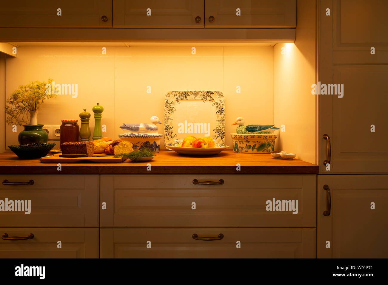 Rustikale Küche Regale mit Frühstück Stockfoto