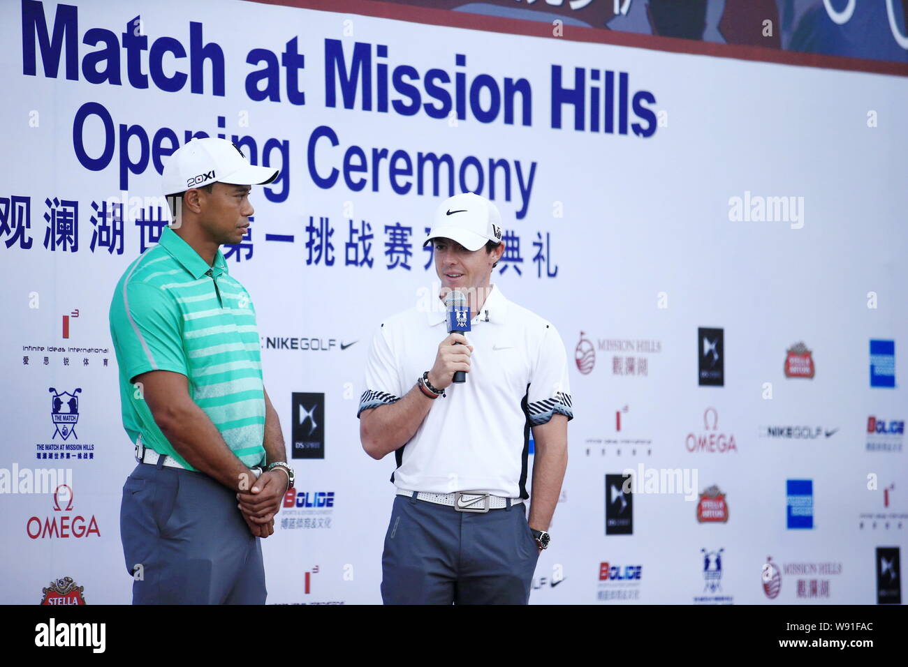 Rory McIlroy von Nordirland, rechts, spricht neben Tiger Woods der Vereinigten Staaten bei der Eröffnung des Spiels im Mission Hills im Haik Stockfoto