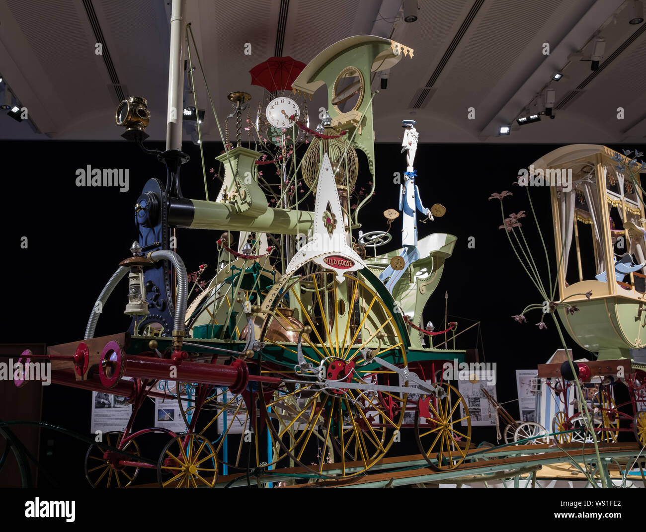 London, Großbritannien. 12 Aug, 2019. Einen Fotoauftrag nahm bei Bonhams Ort für die außerordentliche kinetische Skulptur: einen ruhigen Nachmittag in der Cloud Cuckoo Tal von Rowland Emett, der britische Künstler und Erfinder ist berühmt für seine magische fliegenden Auto und die Spinner Maschinen für den Film Chitty Chitty Bang Bang. Die auf der Anzeige bis zum 3. September wenn es wird versteigert. Credit: Keith Larby/Alamy leben Nachrichten Stockfoto