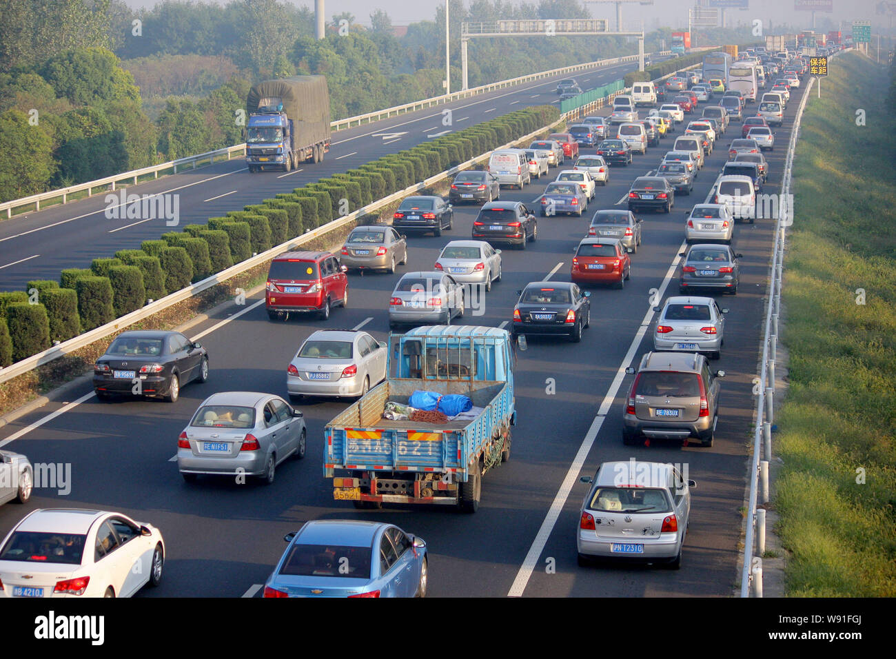 ---- Fahrzeuge bewegen, langsam in einem Stau auf Shenhai (Shenyang-Haikou) Expressway in Nantong City, East China Jiangsu Provinz, 1. Oktober 2013. Stockfoto
