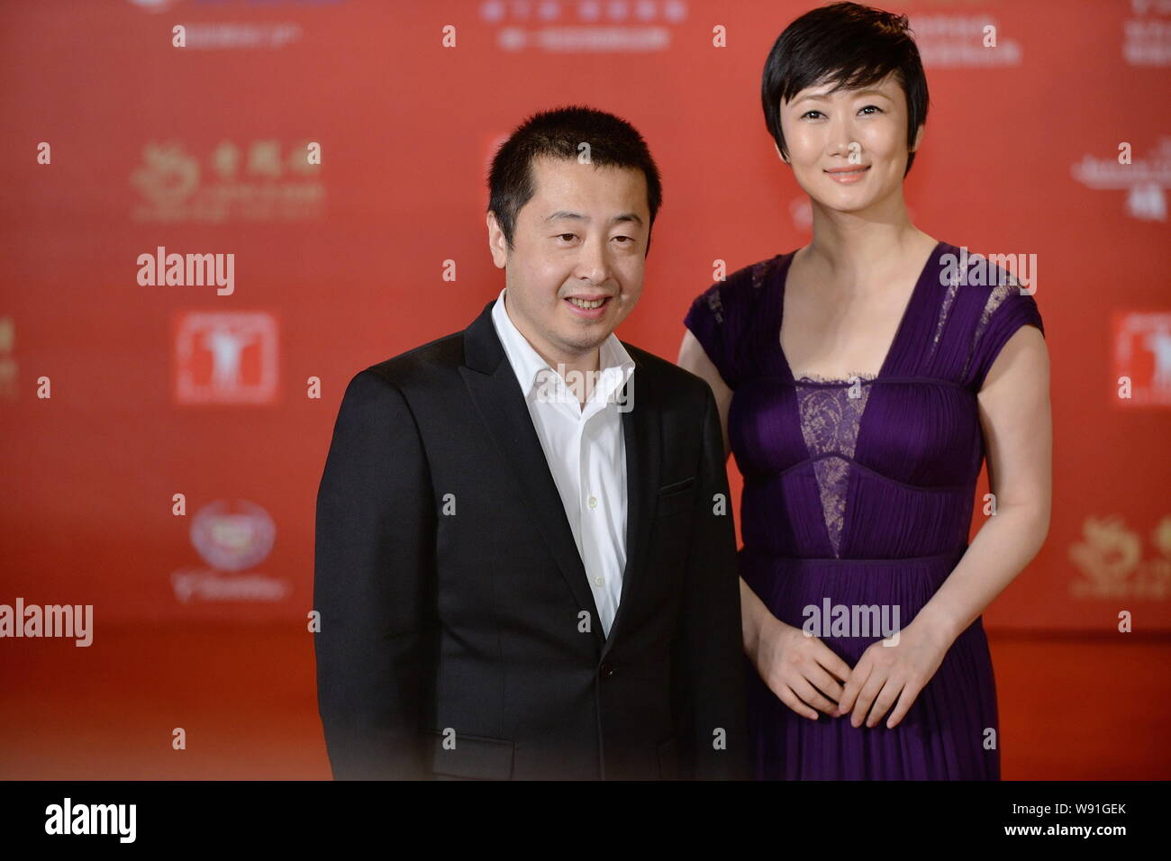 - - Datei - der chinesische Regisseur Jia Zhangke, Links, wirft mit seinem Schauspielerin Frau Zhao Tao auf dem roten Teppich, wie sie für die Eröffnungsfeier der 16. ankommen Stockfoto