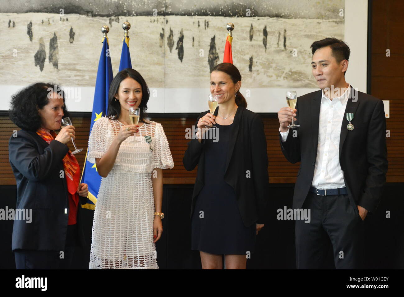Aurelie Filippetti, zweite rechts, die französische Ministerin für Kultur und Kommunikation, chinesische Schauspielerin Zhang Ziyi, zweite links und Schauspieler Liu Ye, rechts, toas Stockfoto