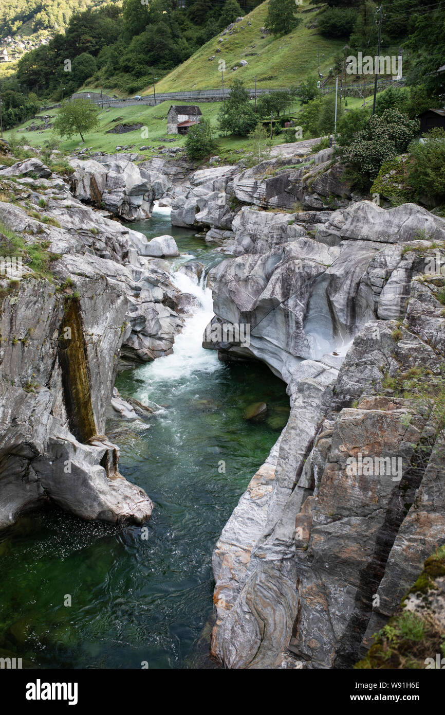 Die Verzasca Fluss fließt über die Felsen und Steine im Verzascatal In