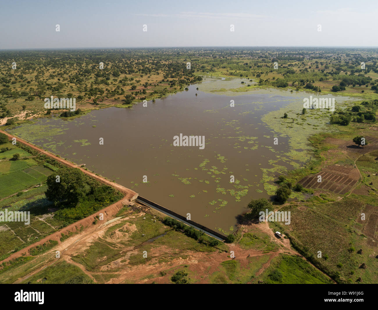 Einen kleinen "Barrage", künstliche Regenwasser sammeln Basin, in der Nähe der Stadt Kaya, im Norden von Burkina Faso, Afrika Stockfoto