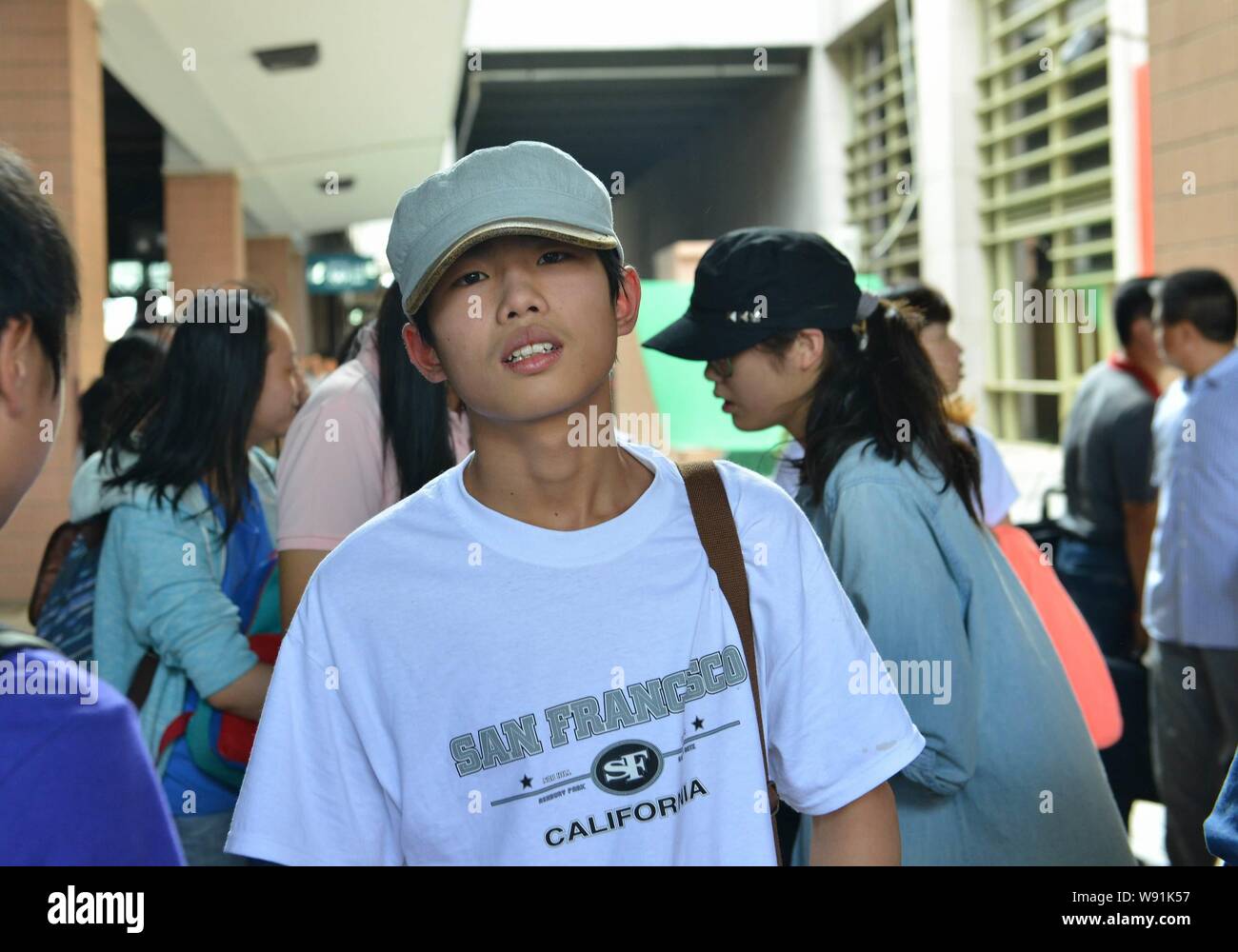 Studenten und Lehrer an Bord des abgestürzten Flugzeugs von Asiana Airlines kommen am Bahnhof von Hangzhou in Hangzhou, im Osten Chinas, an Stockfoto