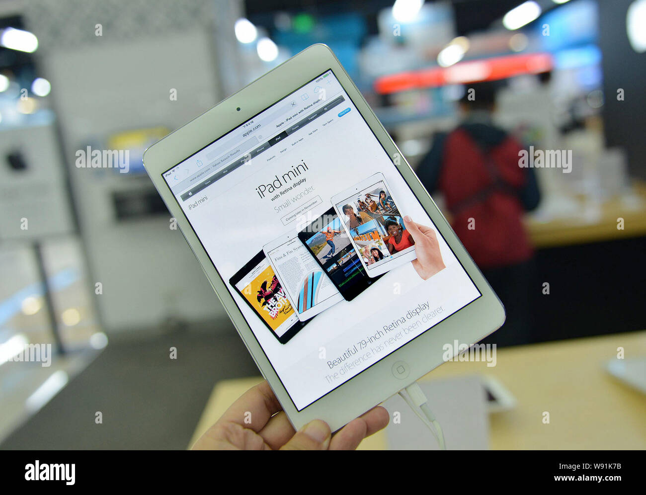 Ein Kunde versucht, einem Apple iPad mini mit Retina Display in einem Geschäft in Hangzhou City, East China Zhejiang provinz, 12. November 2013. Apple im Stockfoto