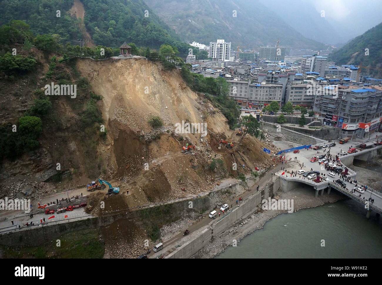 Radlader und Bagger klare Schlamm und Steine, wie auf der Website von einem Erdrutsch durch die 7,0-Erdbeben in Baoxing Grafschaft entstanden sind, Yaan Stockfoto