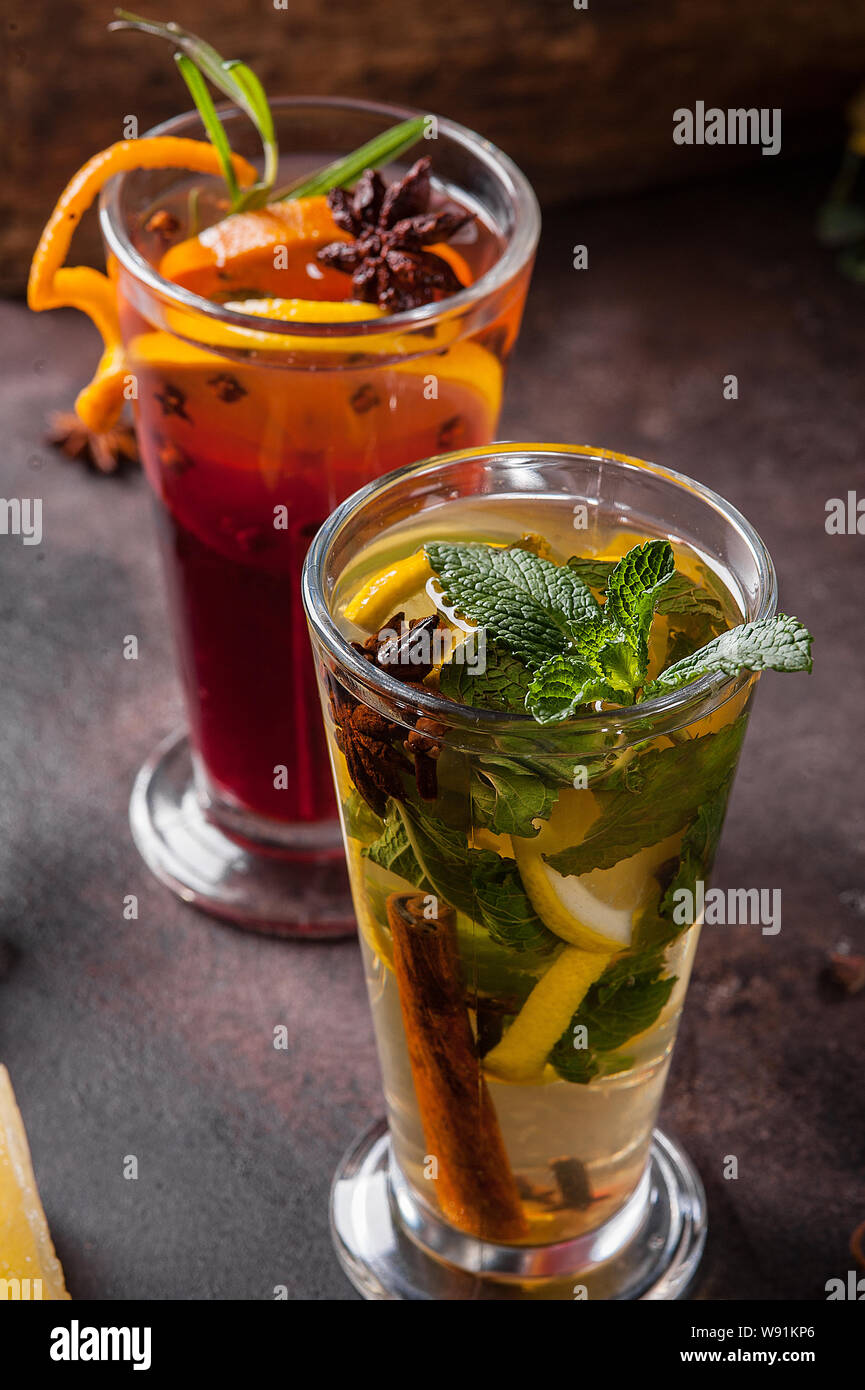 Zwei Gläser Tee mit Früchten und Gewürzen. Heiße Getränke Tee mit Minze, marokkanische traditionelle Getränk im Glas. Stockfoto
