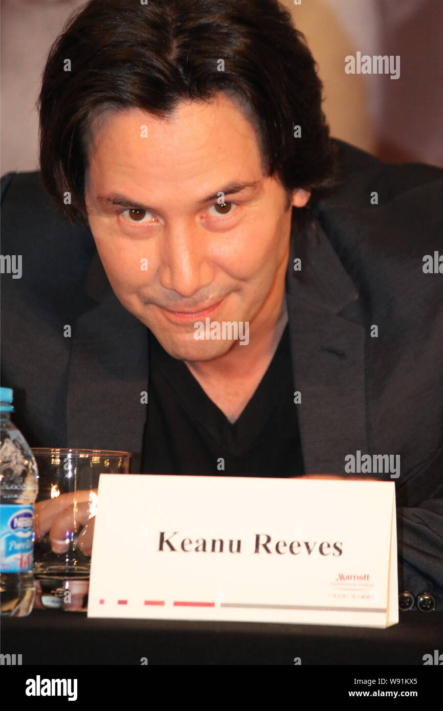 Kanadische Schauspieler Und Regisseur Keanu Reeves Nimmt An Einer Pressekonferenz Zu Seinem Neuen Film Mann Von Taichi In Guangzhou City South China Guangdong Provin Stockfotografie Alamy