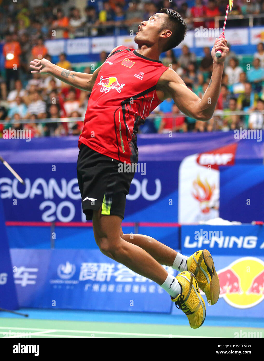 Chinesischer Badmintonspieler Lin Dan springt zurück während der Mens Singles Endrunden der BWF WM 2013 in Guangzhou, Süd China Guang zu schlagen Stockfoto
