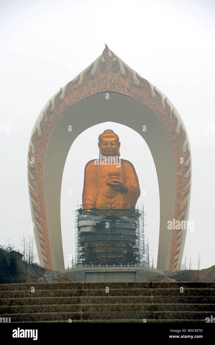 Das welthöchste Buddha, Buddha Donglin in Xingzi County, South China Provinz Jiangxi, 23. Januar 2013. Die Welten Stockfoto