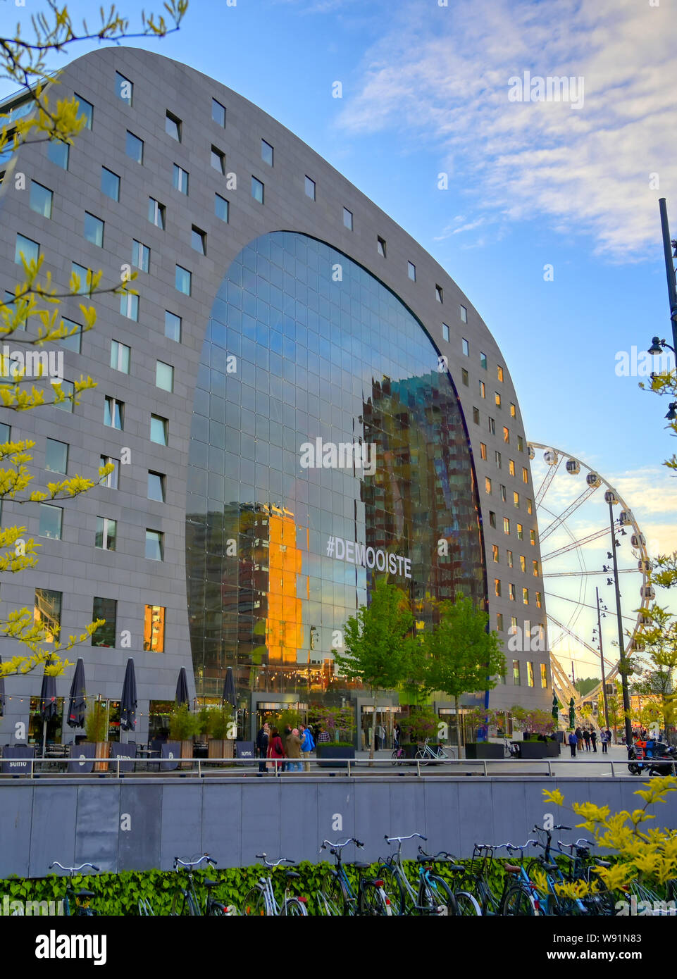 Rotterdam, die Niederlande - Mai 1, 2019 - Die Markthal (Halle) ist ein Wohn- und Geschäftshaus mit einer Halle unter, in R Stockfoto