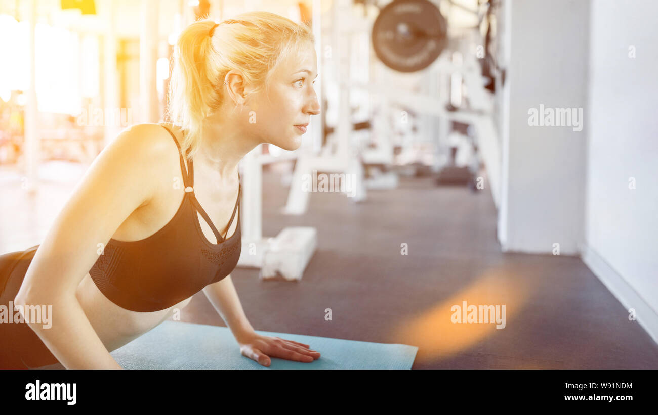 Junge Frau Yoga und Pilates im Fitness Center im Sommer Stockfoto