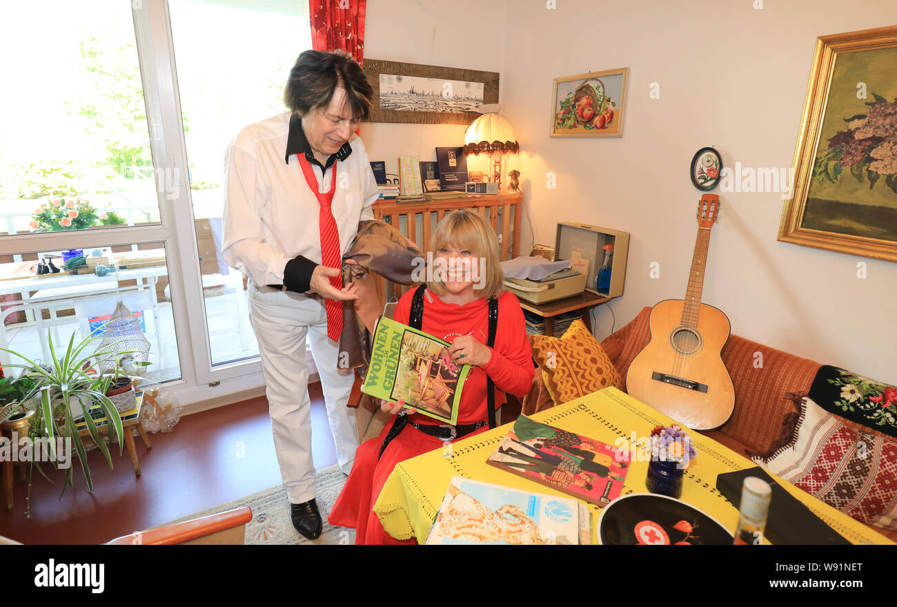 Magdeburg, Deutschland. 21. Juli, 2019. Gratulation an Monika Hauff und Klaus Dieter Henkler auf dem 5. Geburtstag der DDR Museum Apartment. Seit fünf Jahren haben die Mitglieder der MWG Nachbarschaft Verbindung haben, wobei die Erinnerungen an die Lebenswelt und dem Lebensstil der 60er bis 80er Jahre. Jeden Sonntag die MWG museum Apartment in der Alten Neustadt offen für zwei Stunden, in denen die Vergangenheit bewahrt worden zu sein scheint. Credit: Peter Gercke/dpa-Zentralbild/ZB/dpa/Alamy leben Nachrichten Stockfoto