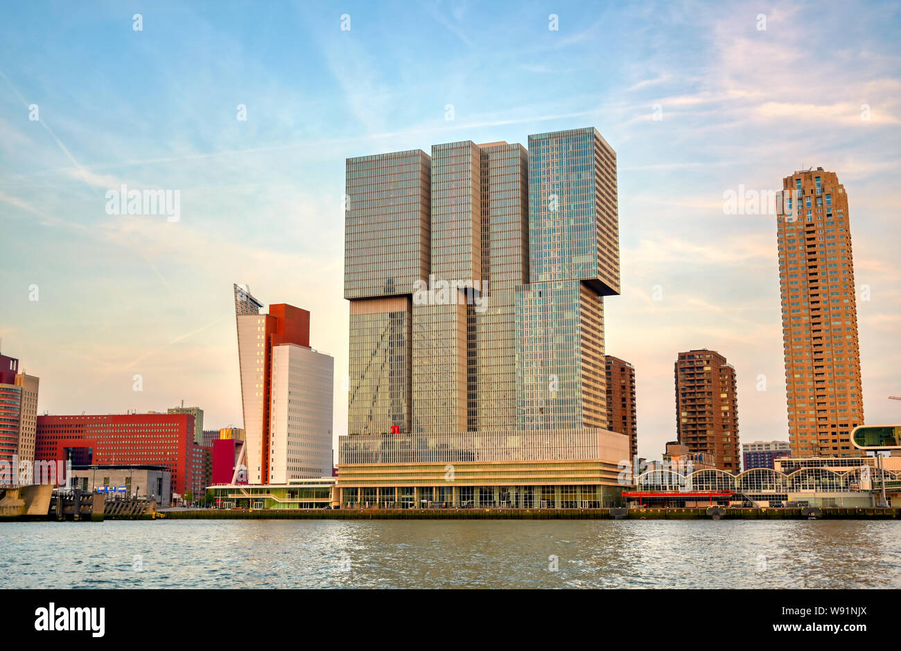 Ein Blick auf die Nieuwe Maas (Meuse) in Rotterdam, Niederlande. Stockfoto