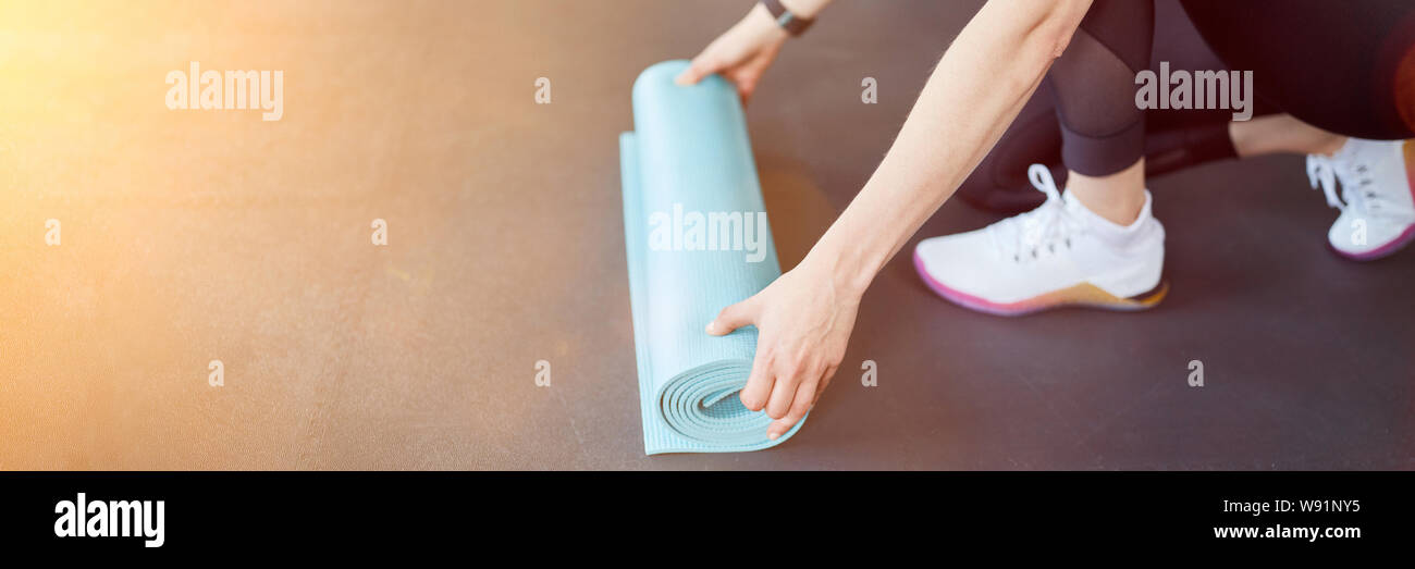 Junge Frau mit Yoga Matte Yoga Training zu Hause Stockfoto