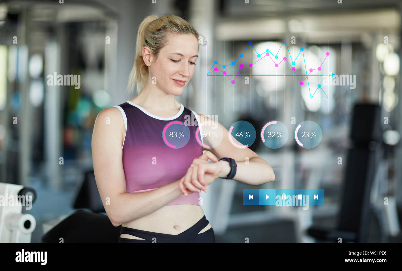 Frau mit smart Watch als Fitness Tracker beim Trainieren im Fitnesscenter Stockfoto