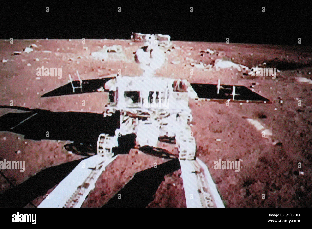 In diesem TV-Greifer von CCTV (China Central Television) am 15. Dezember 2013 getroffen, China erster Mond rover Yutu oder Jade Kaninchen, wird dargestellt, an bewegen. Stockfoto