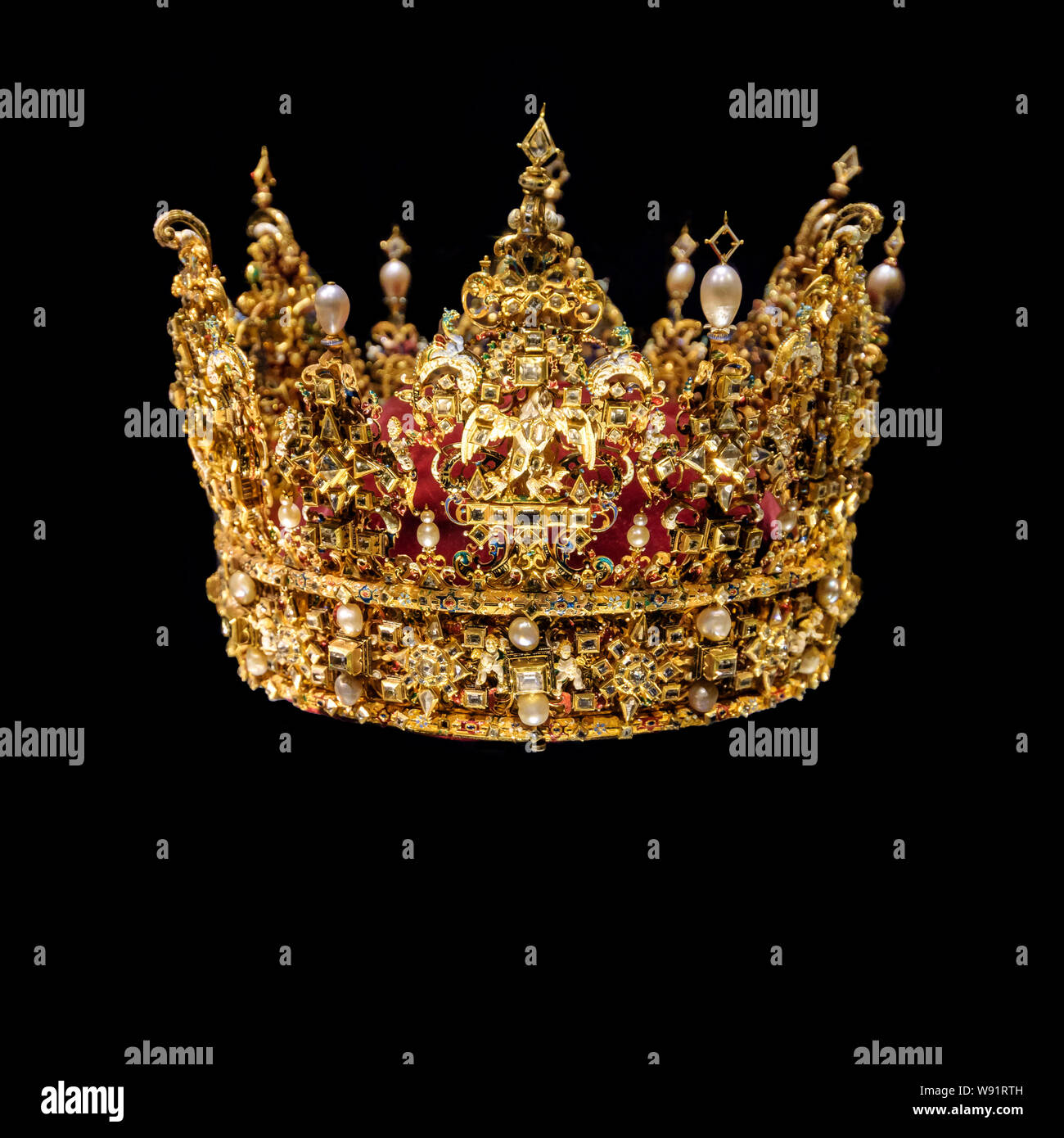 Goldene Krone mit Edelsteinen Stockfoto