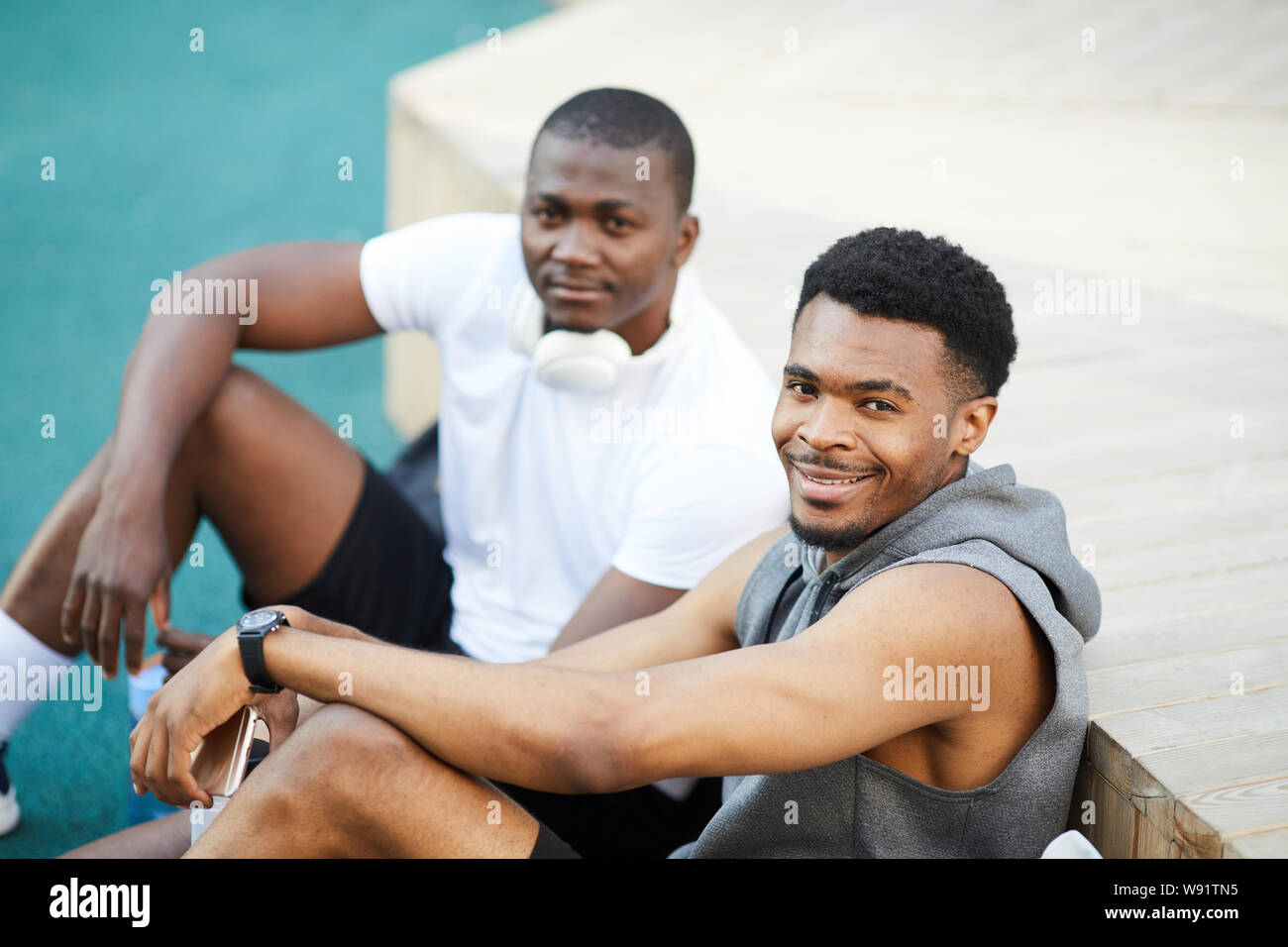 Hohen winkel Porträt von zwei Afro-amerikanische Jungs lächelnd in die Kamera während im Skate Park im Freien kühlen, Kopie Raum Stockfoto