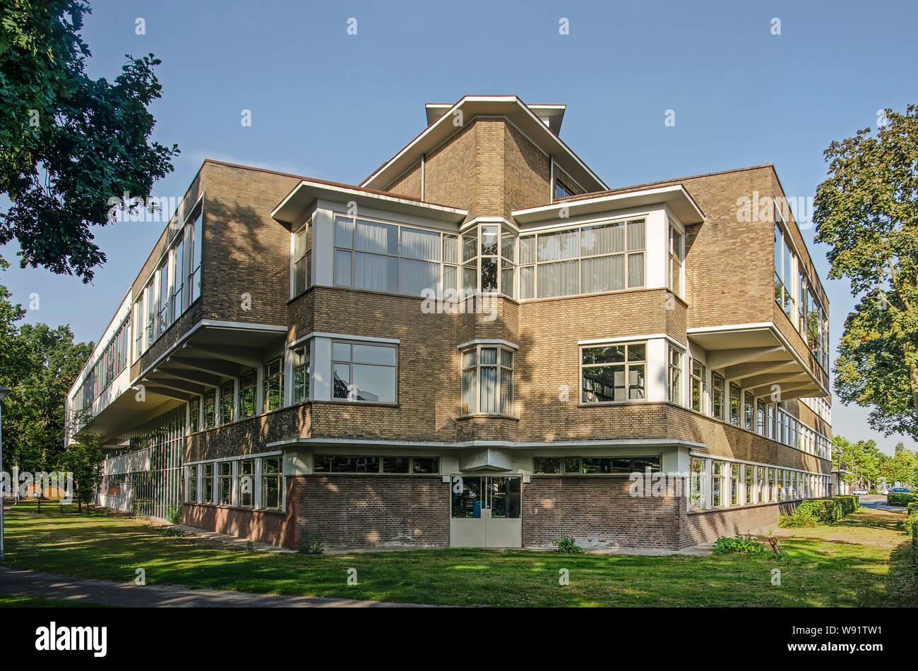 Zwolle, Niederlande, 26. Juli 2019: Die ausdrucksstarke Architektur der ArtEZ art school Gebäude, früher ein Krankenhaus, von den 1920er- und 1930er-Jahre, Stockfoto