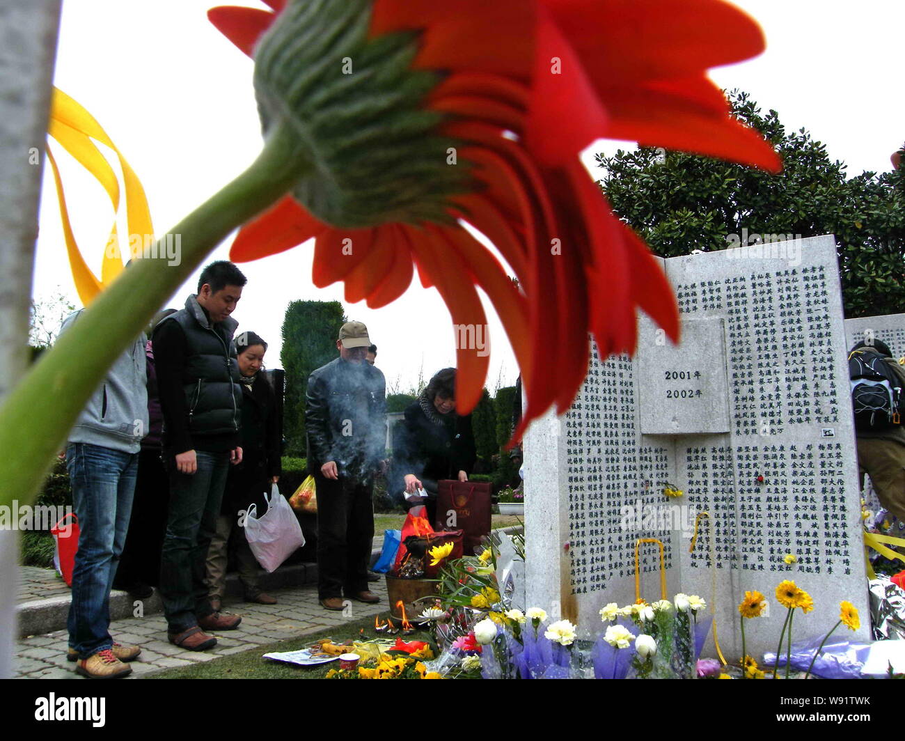 ---- Leute besuchen die Gräber der Körperspender während Qingming Festival, oder Grab fegen Tag, auf einem Friedhof der Fu Shou Yuan Gruppe in Shanghai, China, Stockfoto