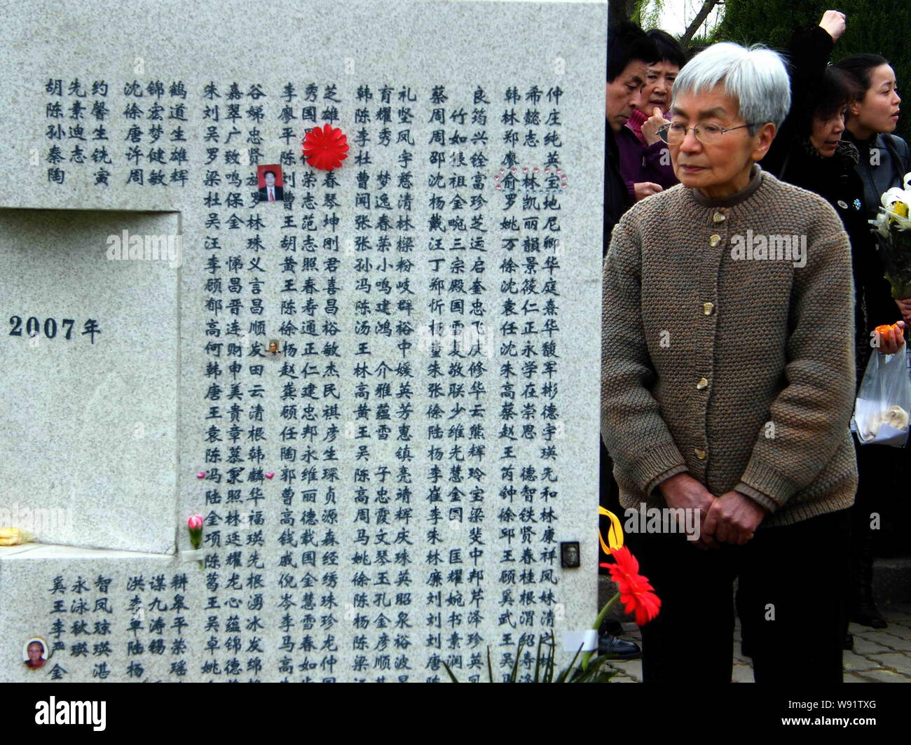 ---- Leute besuchen die Gräber der Körperspender während Qingming Festival, oder Grab fegen Tag, auf einem Friedhof der Fu Shou Yuan Gruppe in Shanghai, China, Stockfoto