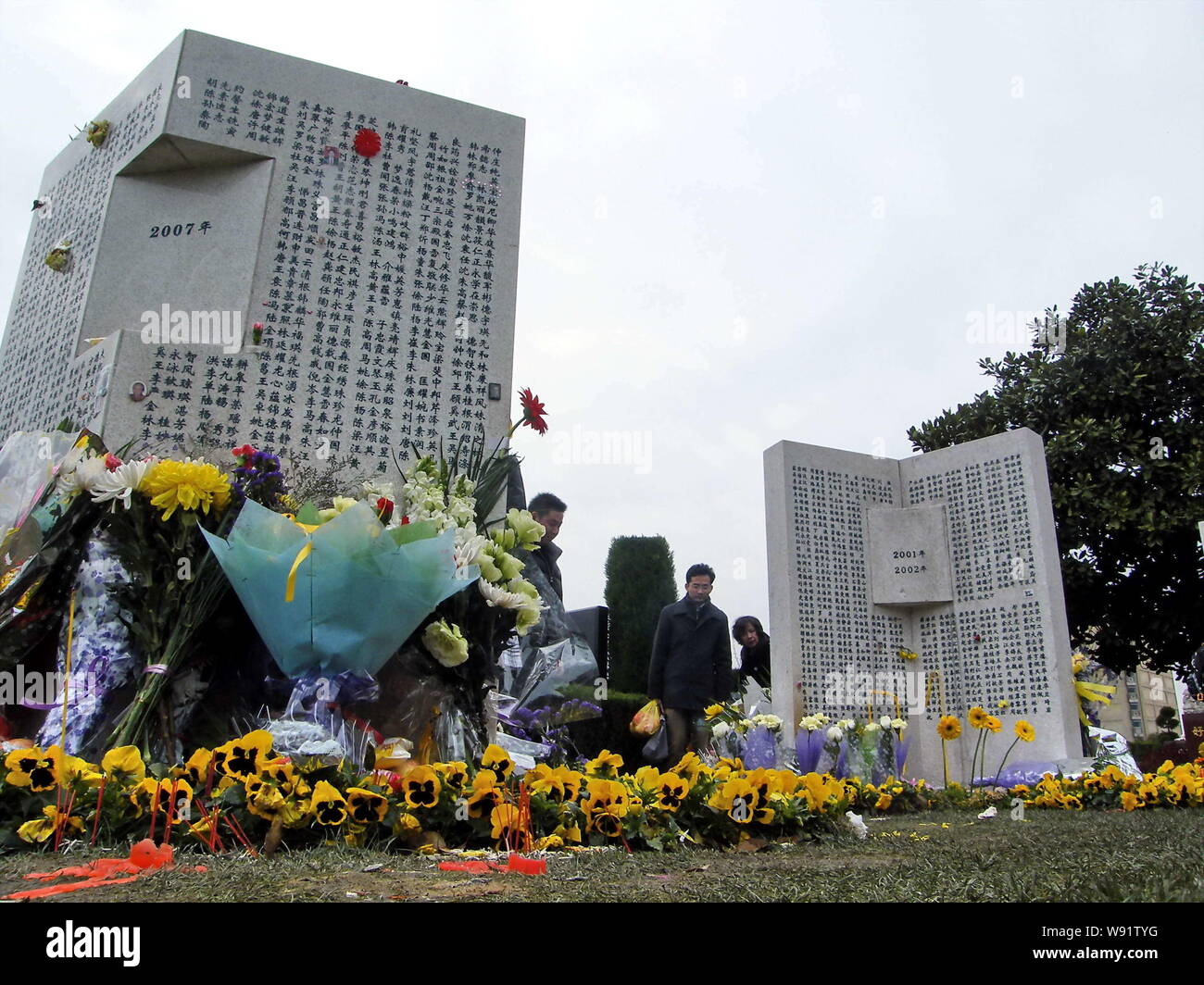 ---- Leute besuchen die Gräber der Körperspender während Qingming Festival, oder Grab fegen Tag, auf einem Friedhof der Fu Shou Yuan Gruppe in Shanghai, China, Stockfoto