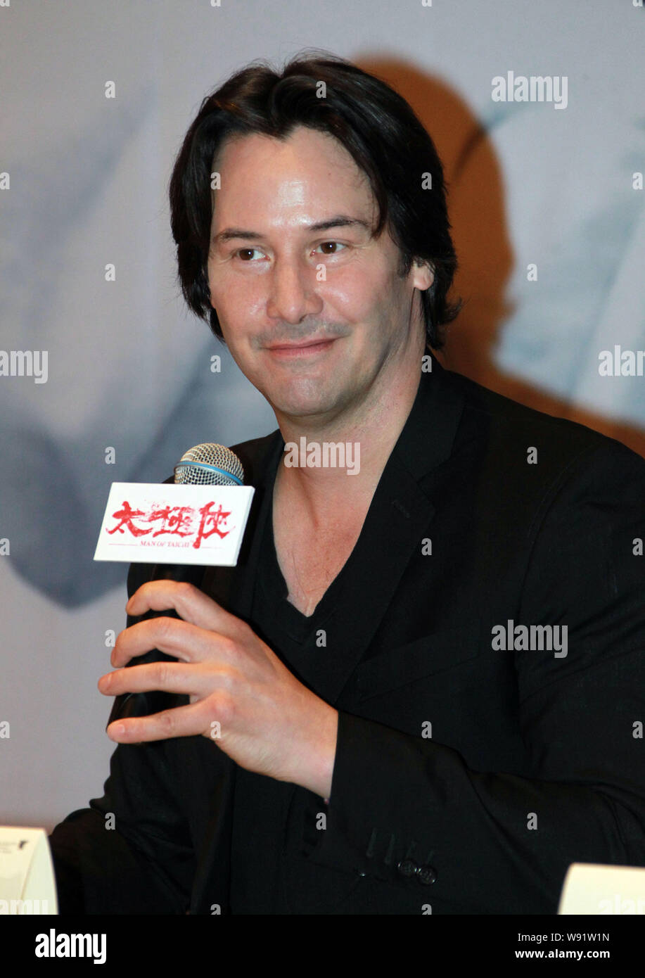 Kanadische Schauspieler und Regisseur Keanu Reeves Lächeln auf einer Pressekonferenz zu seinem neuen Film, Mann von Taichi, in Hangzhou City, East China Zhejiang provinc Stockfoto