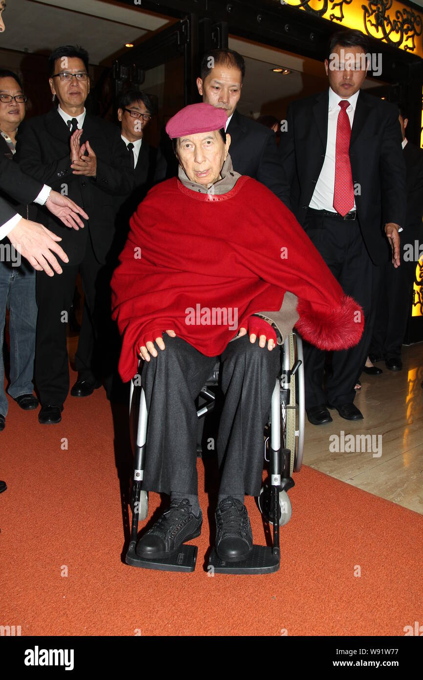 Macau Tycoon Stanley Ho Hung - Sonne, front, saß in einem Rollstuhl, kommt bei einem Bankett im Jumbo schwimmenden Restaurant in seinem 92th Geburtstag zu feiern Stockfoto