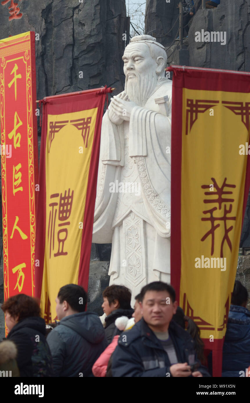 ---- Touristen Spaziergang, vorbei an der Statue des Konfuzius in Kaifeng, China Provinz Henan, am 15. Februar 2013. Lehrer Tag in China, die wurde. Stockfoto