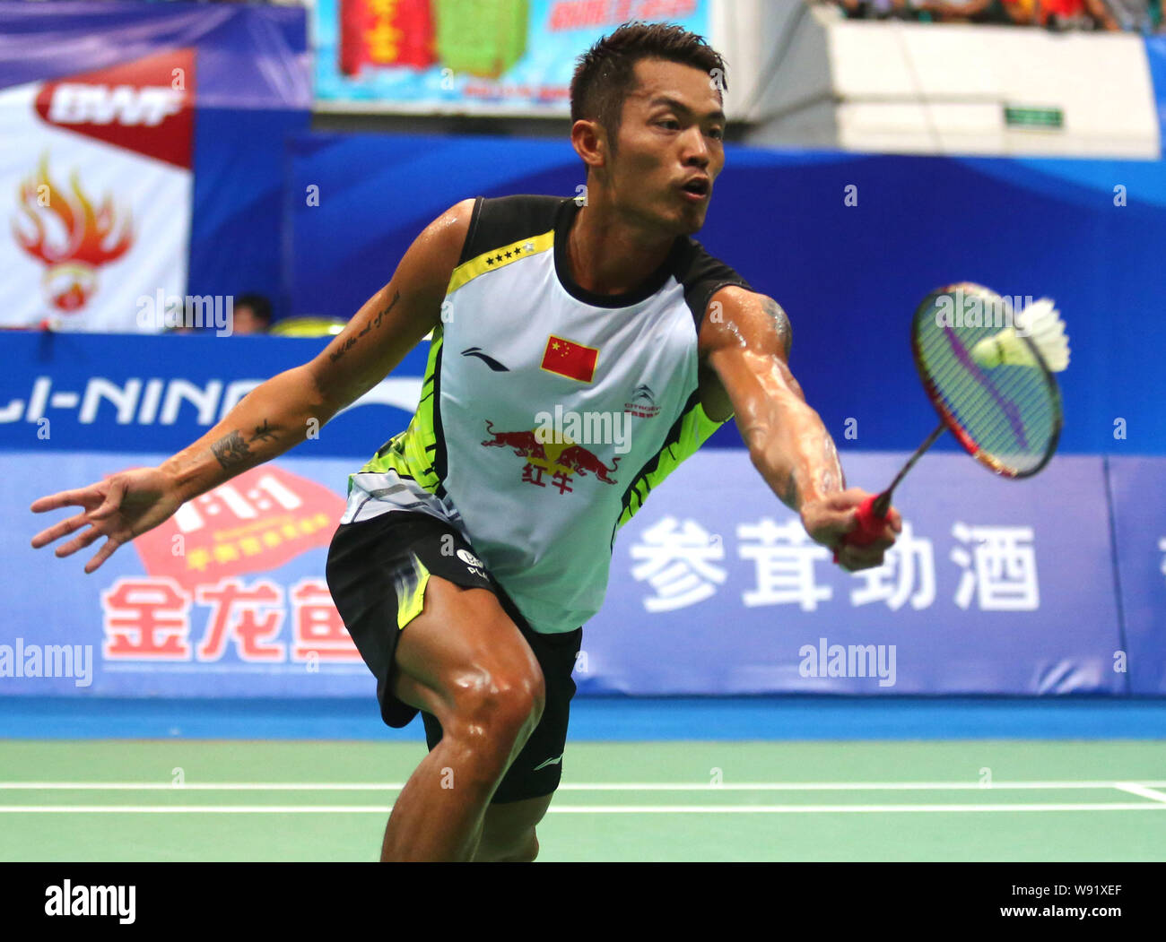 Chinesischer Badmintonspieler Lin Dan hits Zurück während der Mens Singles Endrunden der BWF WM 2013 in Guangzhou, Süd China Guangdong pro Stockfoto