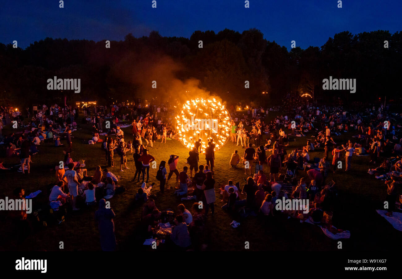 PARIS, Frankreich, 19. Juli 2019: Die carabosse Unternehmen durchgeführt, ein gigantisches Feuer Installation im Park von La Villette, Paris. Stockfoto