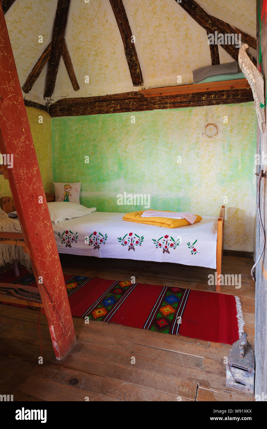 Greifer, Serbien - August 08, 2019: Serbische traditionellen Haushalt details. Sommer Zeit, alles ist bereit für die Gäste von guca Trompeten Festival. Stockfoto