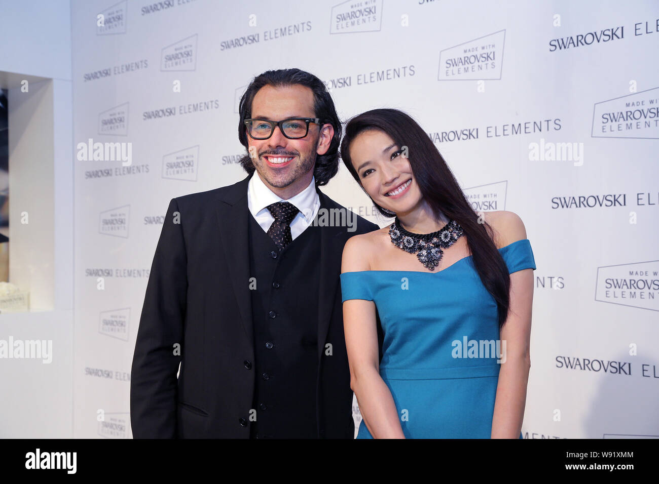 Taiwanesische Schauspielerin Shu Qi, Recht, Haltungen mit Hermann Winkler, Vice President für Nordamerika Asien Operationen von Swarovski Elements, während der Präsentation o Stockfoto