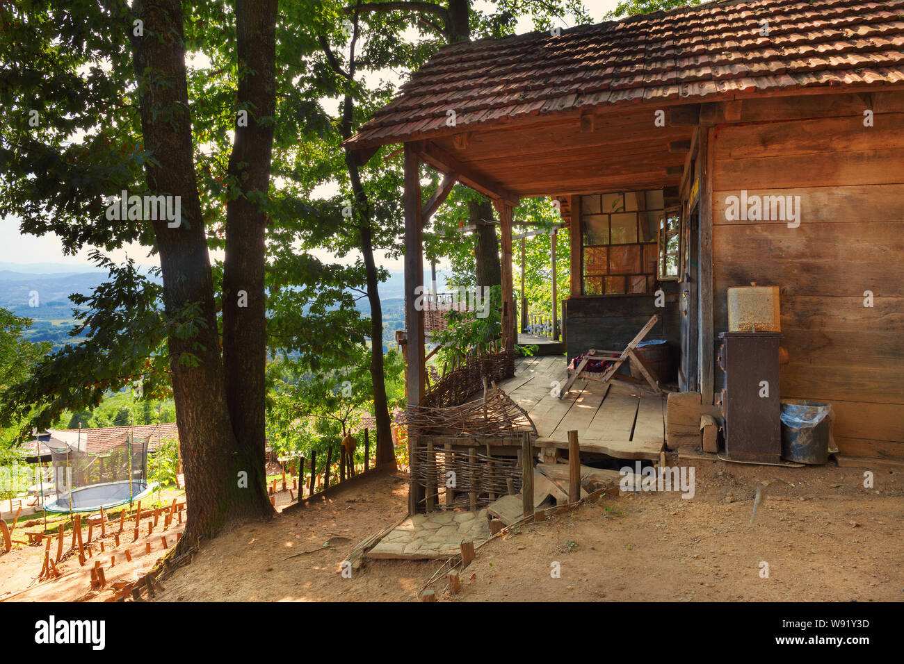Greifer, Serbien - August 08, 2019: Serbische traditionellen Haushalt details. Sommer Zeit, alles ist bereit für die Gäste von guca Trompeten Festival. Stockfoto