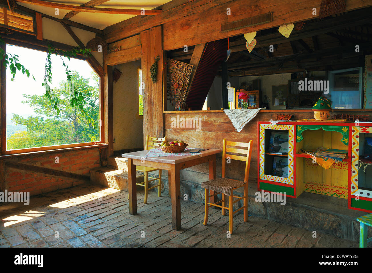 Greifer, Serbien - August 08, 2019: Serbische traditionellen Haushalt details. Sommer Zeit, alles ist bereit für die Gäste von guca Trompeten Festival. Stockfoto