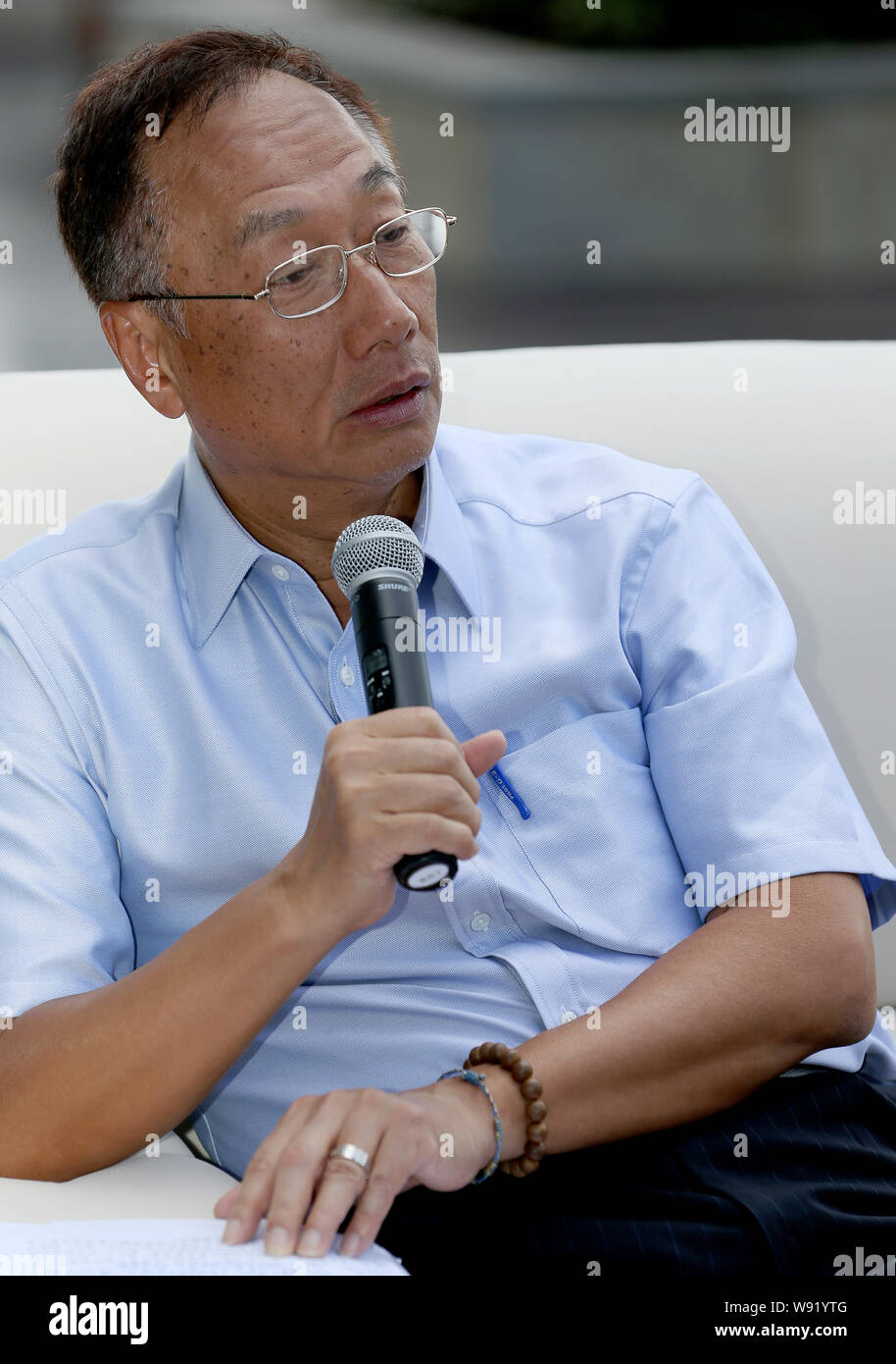 --FILE - Terry Gou, Vorstandsvorsitzender der Hon Hai Precision Industry Co., Ltd. und die Foxconn Technology Group, spricht während einer Pressekonferenz in Guiyang, southwe Stockfoto