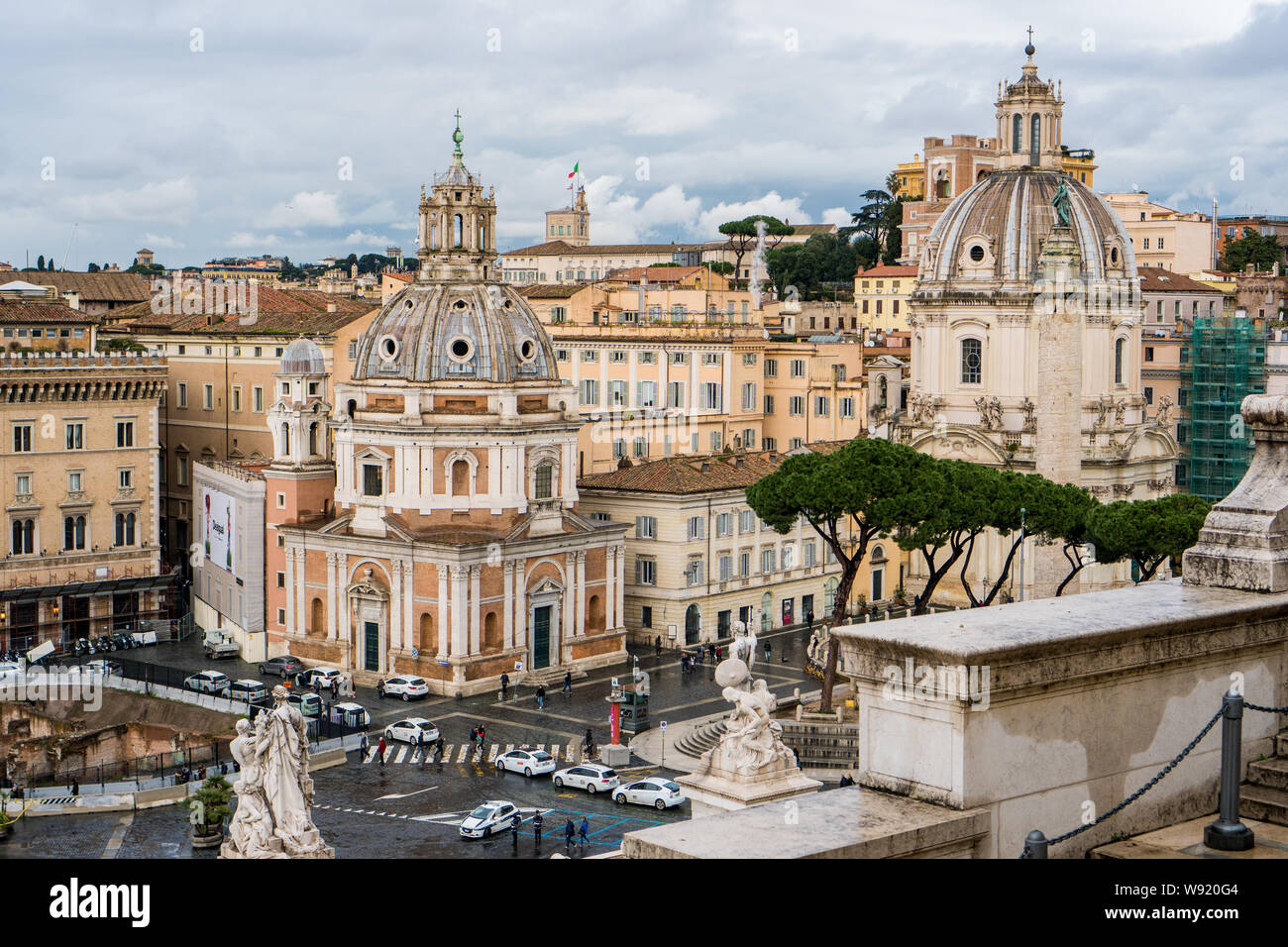 Rom, Italien, 06. März 2018: Blick auf Forum des Traja mit Kirche Santa Maria di Loreto und die Kirche der Heiligen Namen Mariens Stockfoto