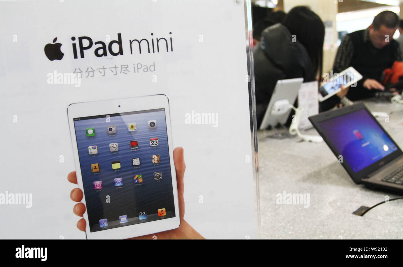 ------ Chinesische Kunden kaufen Apple iPads in einem Geschäft in Xuchang, Zentrale China Provinz Henan, am 15. Februar 2013. Apple hat mehr als 40 percen verloren Stockfoto