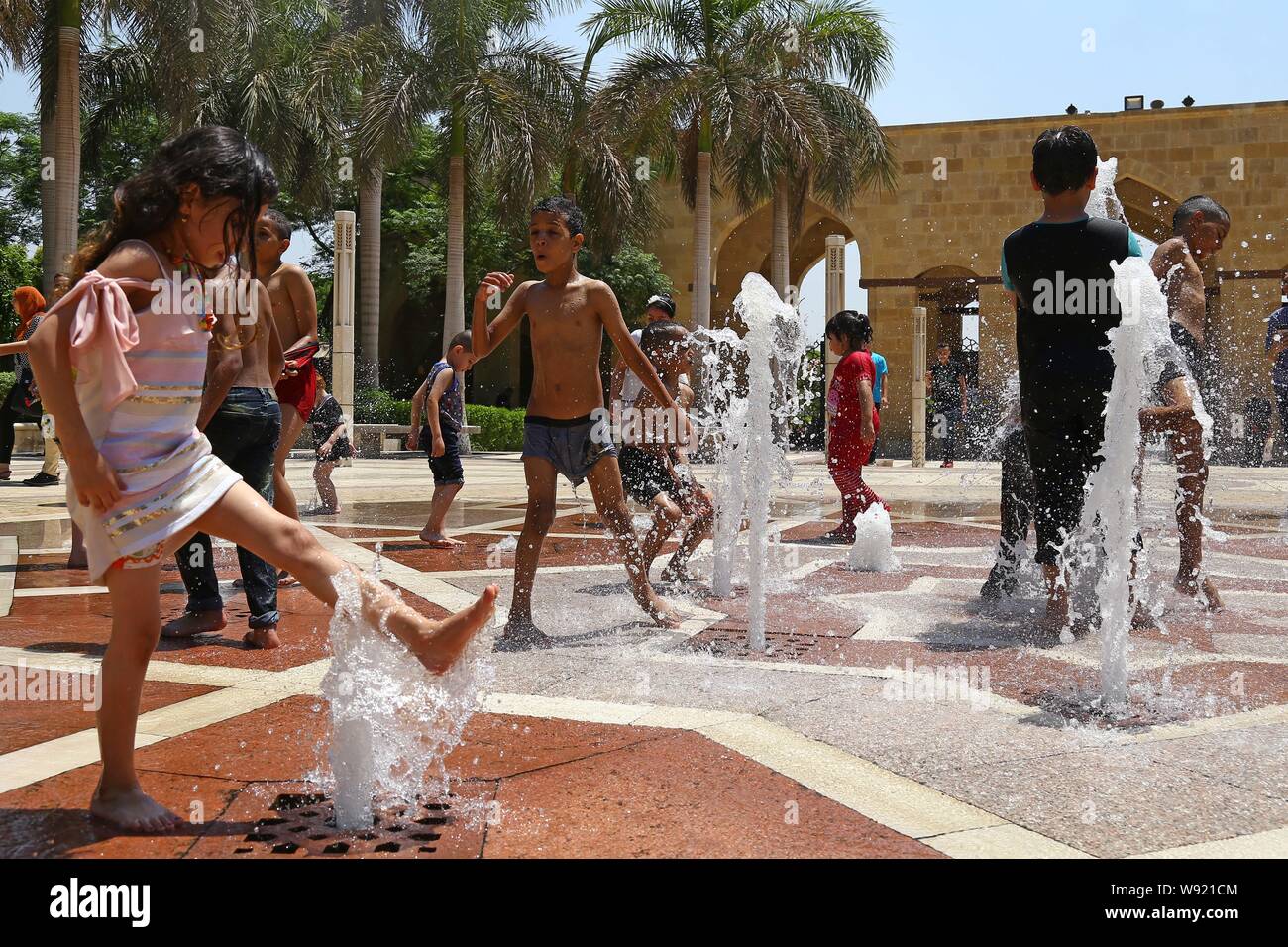 Kairo, Ägypten. 12 Aug, 2019. Kinder spielen, um einen Brunnen in Al-Azhar Park und am zweiten Tag des muslimischen Eid al-Adha, hat keine bestimmte Zeitdauer und Feiertag feiern. Credit: lobna Tarek/dpa/Alamy leben Nachrichten Stockfoto