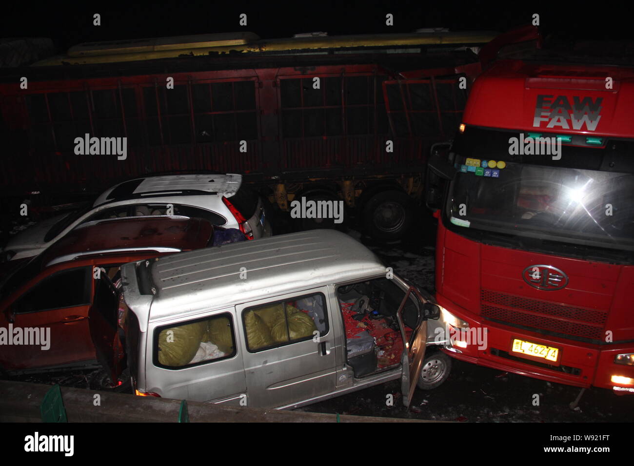 Ruinen der Fahrzeuge sind nach einem Pile-up Verkehrsunfall auf der Autobahn in Wenxi-Yuanqu Huafeng Township von Yuanqu County, Xuzhou City, West Kinn gesehen Stockfoto