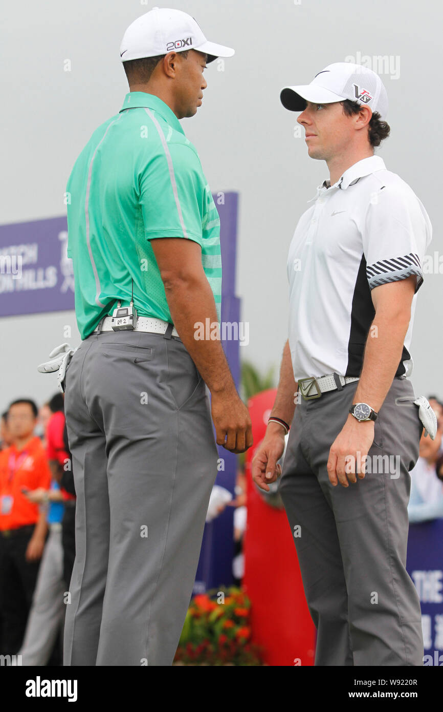 Rory McIlroy von Nordirland, rechts, und Tiger Woods der Vereinigten Staaten stehen Gesicht während des Spiels an der Mission Hills in Stadt Haikou, Sou zu Gesicht Stockfoto