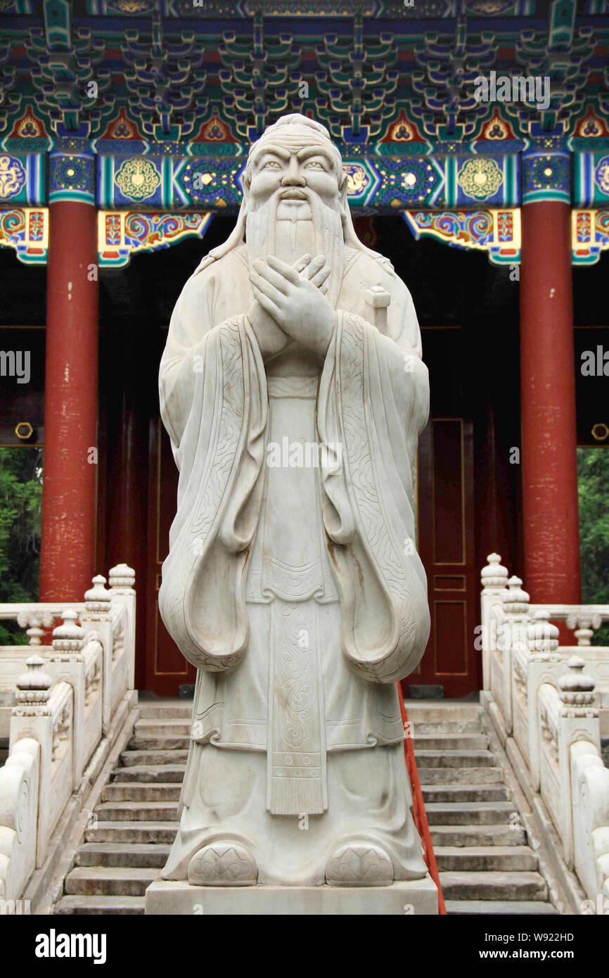 ---- Eine steinerne Statue von Konfuzius ist auf dem Bild Konfuzius Tempel in Peking, China, 5. Juni 2013. Ein Forscherteam an der Fudan University in Schanghai Stockfoto