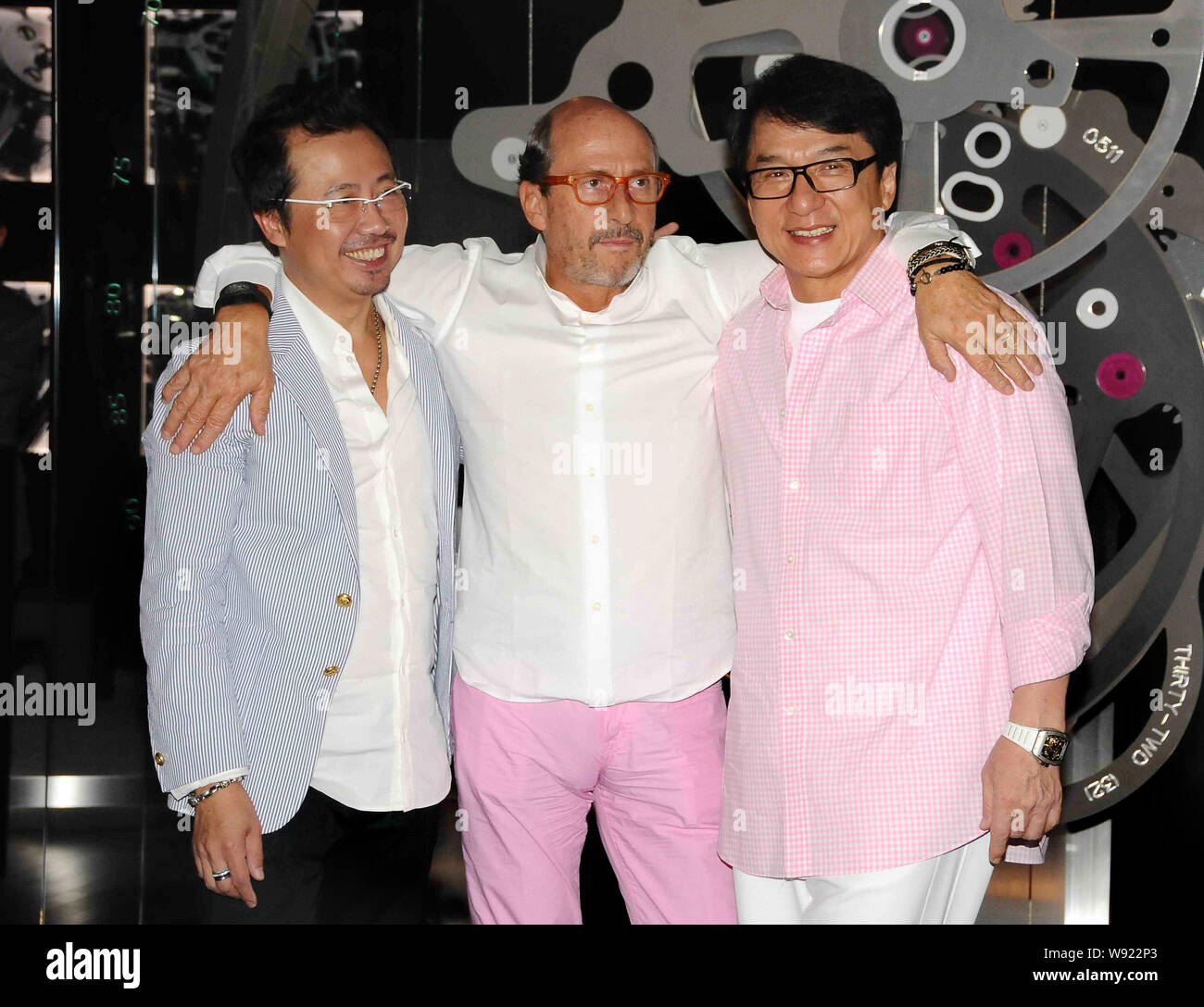 Hong Kong Schauspieler Jackie Chan, Recht, Haltungen mit Gästen während einer Party für Richard Mille in Hongkong, China, 26. September 2013. Stockfoto