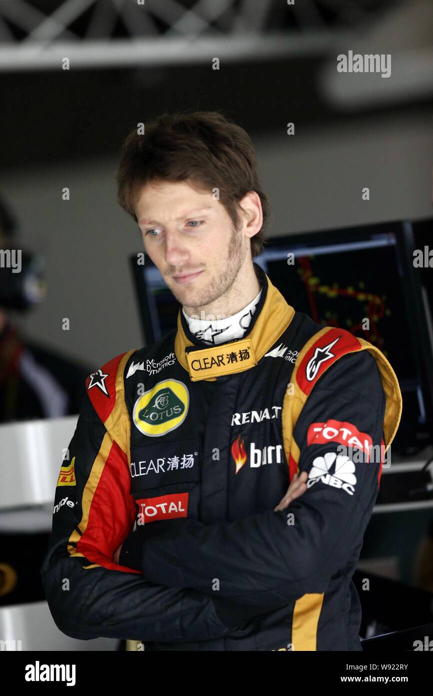 Lotus Fahrer Romain Grosjean der Französischen entspannt vor dem ersten Training auf dem Shanghai International Circuit in Vorbereitung auf die bevorstehende Stockfoto