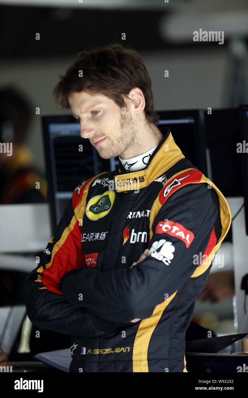 Lotus Fahrer Romain Grosjean der Französischen entspannt vor dem ersten Training auf dem Shanghai International Circuit in Vorbereitung auf die bevorstehende Stockfoto